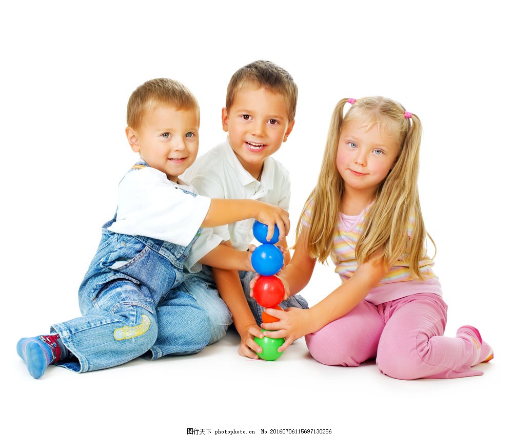 玩玩具的三个小朋友图片