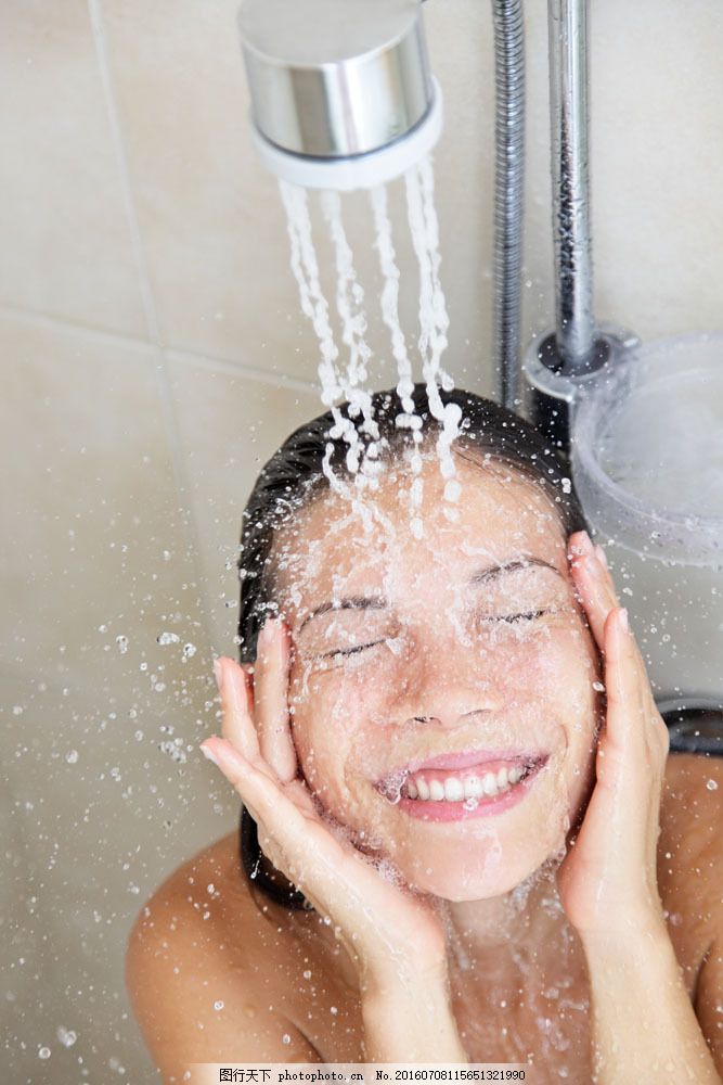 正在洗澡的女人图片
