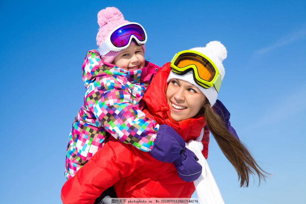 野外背着孩子的母亲图片