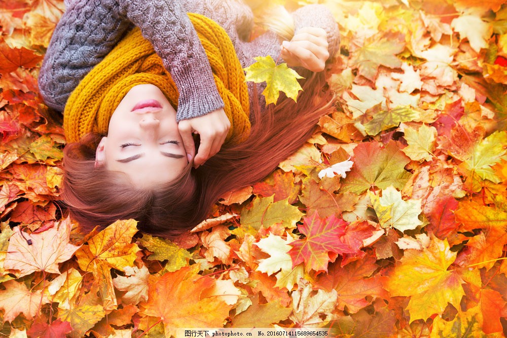 睡在秋天树叶上的美女图片