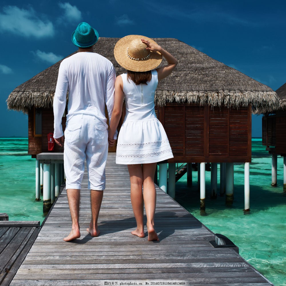 海边度假的恋人图片