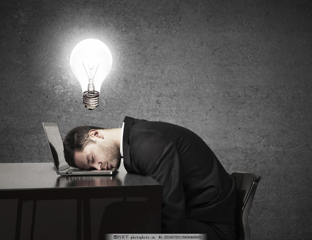 趴在电脑上睡着的男人图片