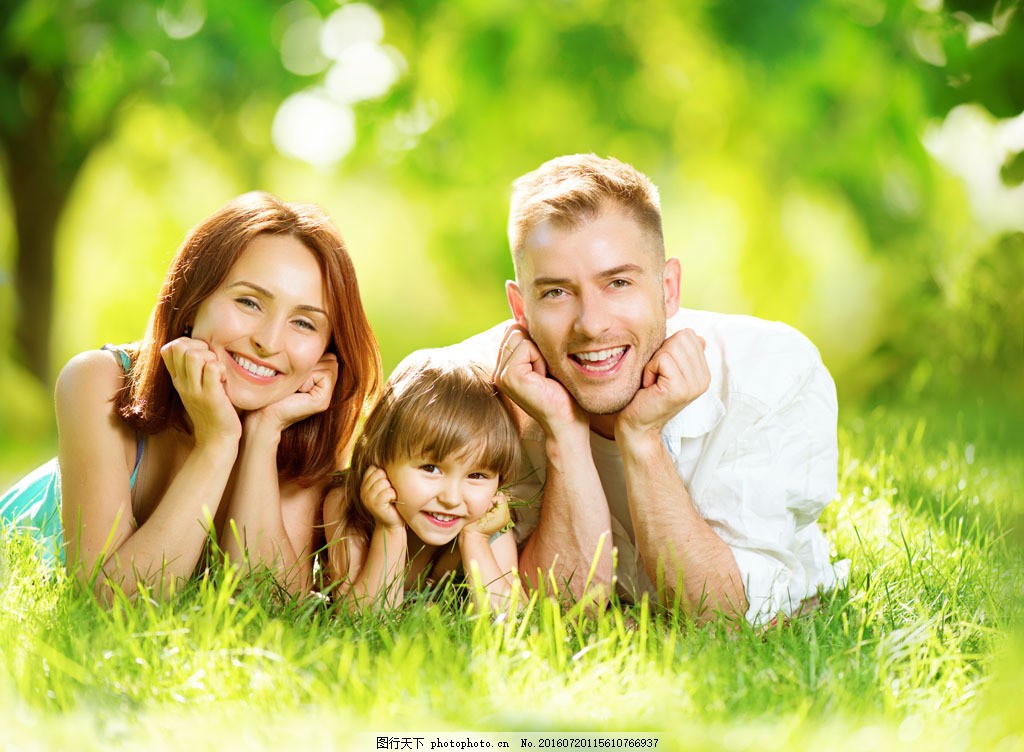 趴在草地的一家人图片