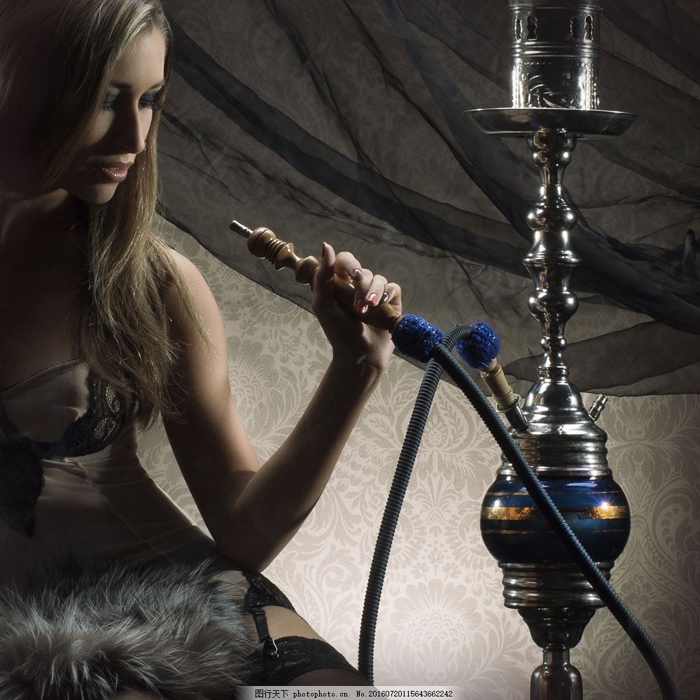 抽水烟的女人图片