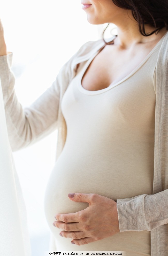 孕妇抱肚子 回家 快乐 女生 孕妇 期望 婴儿 新 生活 母亲 护理 生育 人 女性 概念 年轻 健康 三个月 肚子 大 接触 室内 可爱的 家庭 家长 等待 准 儿童 分娩 希望 爱 呵护 腹部 孕产妇 美丽 摄影 人物图库 女性女人 300DPI JPG