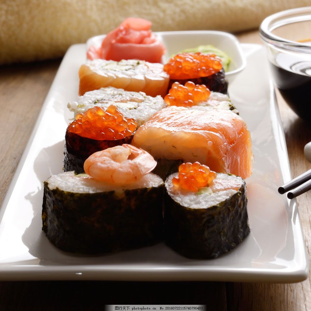 盘子里的海鲜寿司图片