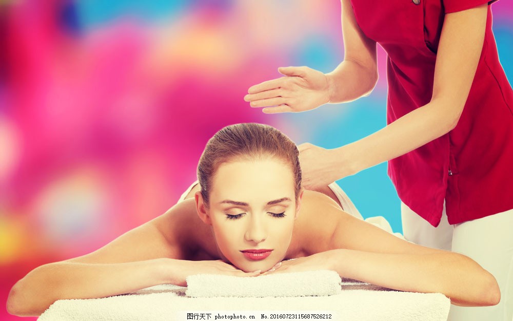 背部美容按摩美女图片