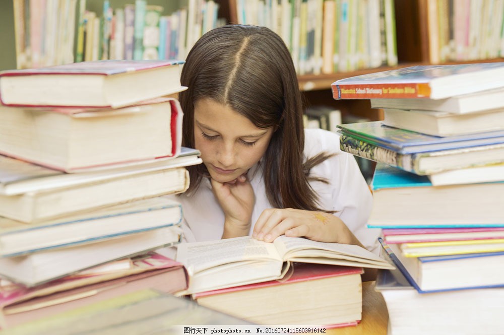 埋头看书的外国小女孩图片