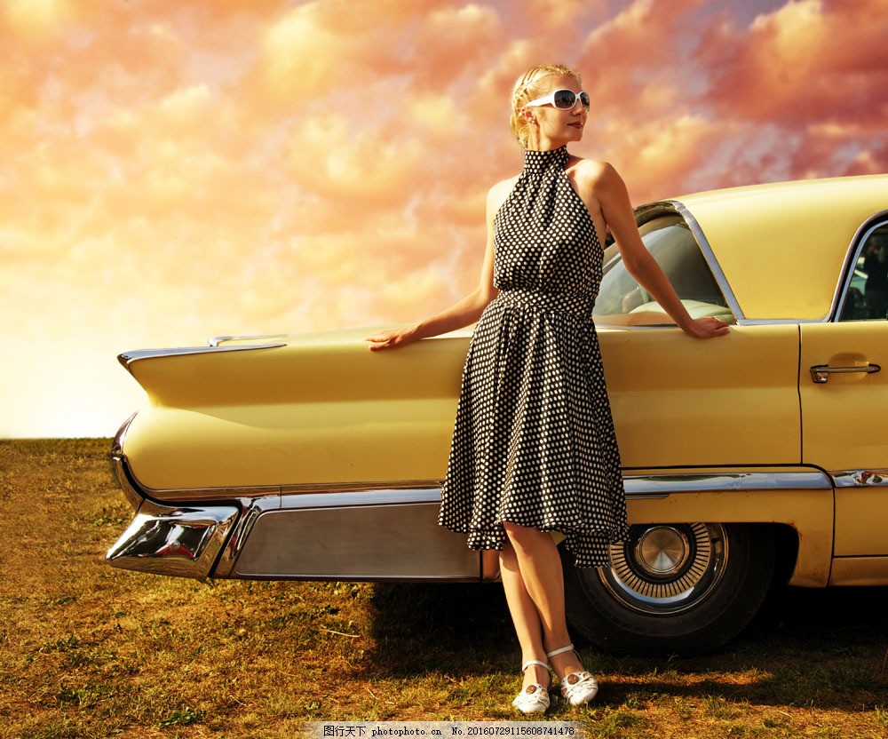 靠在汽车旁的贵妇图片