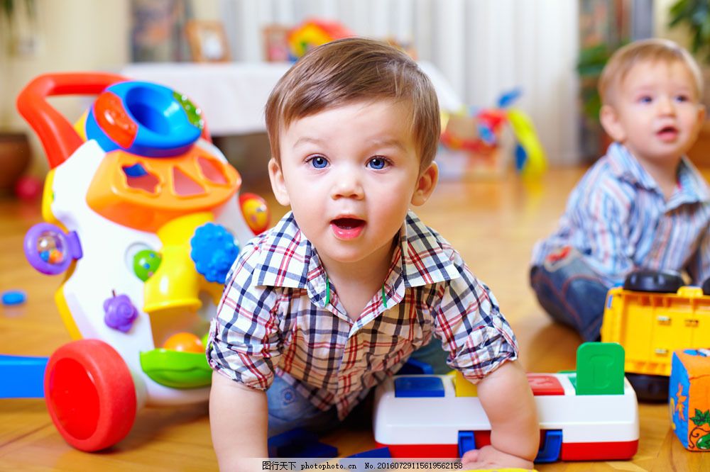 坐在地上玩玩具的外国宝宝图片