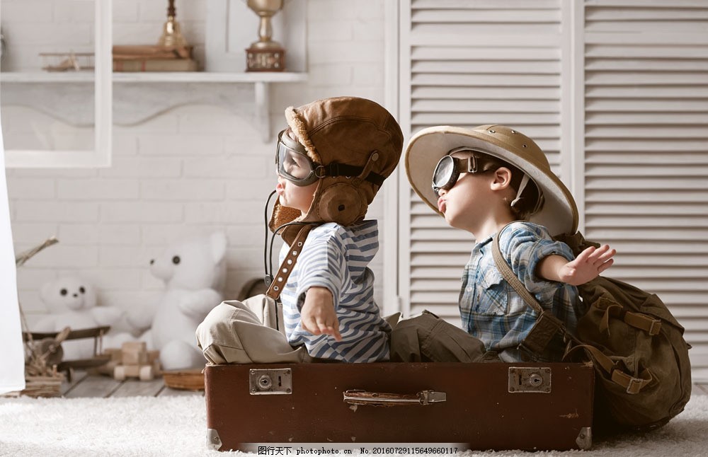 坐在行李箱里的两个孩子图片