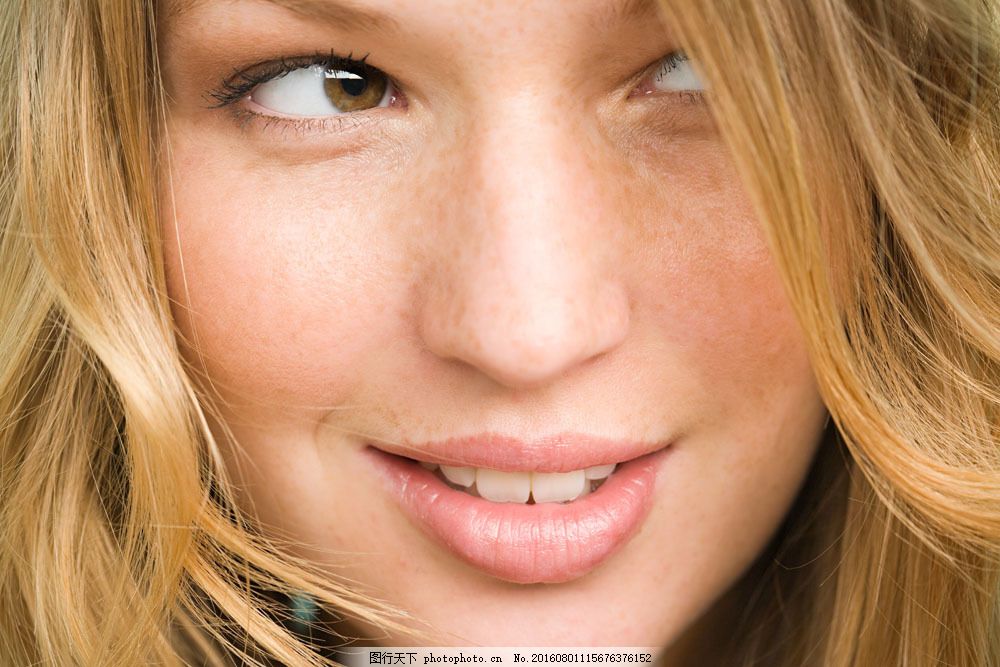 面部有雀斑的外国女人特写图片