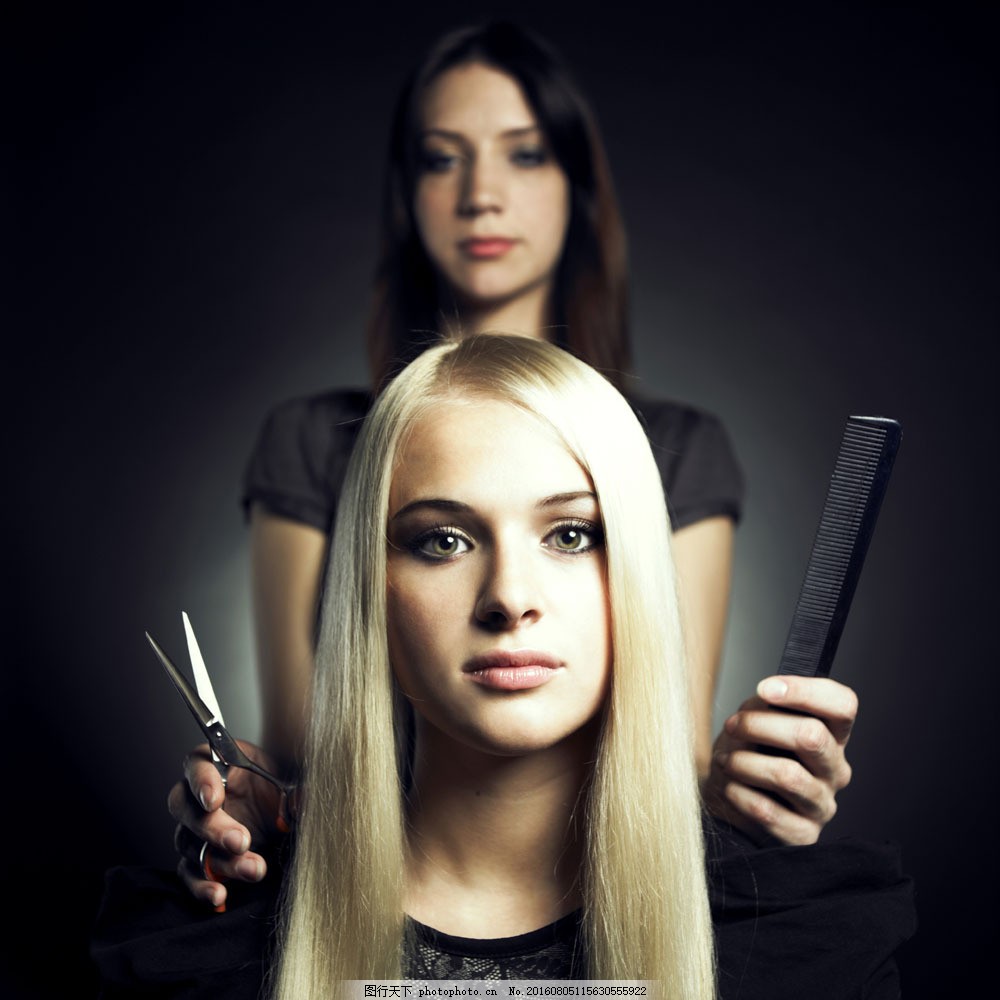 剪发型的外国理发师图片