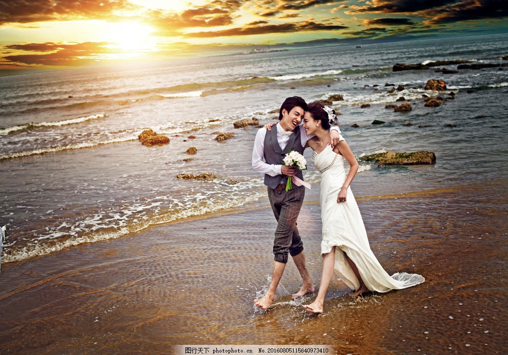 海岸散步的恋人图片