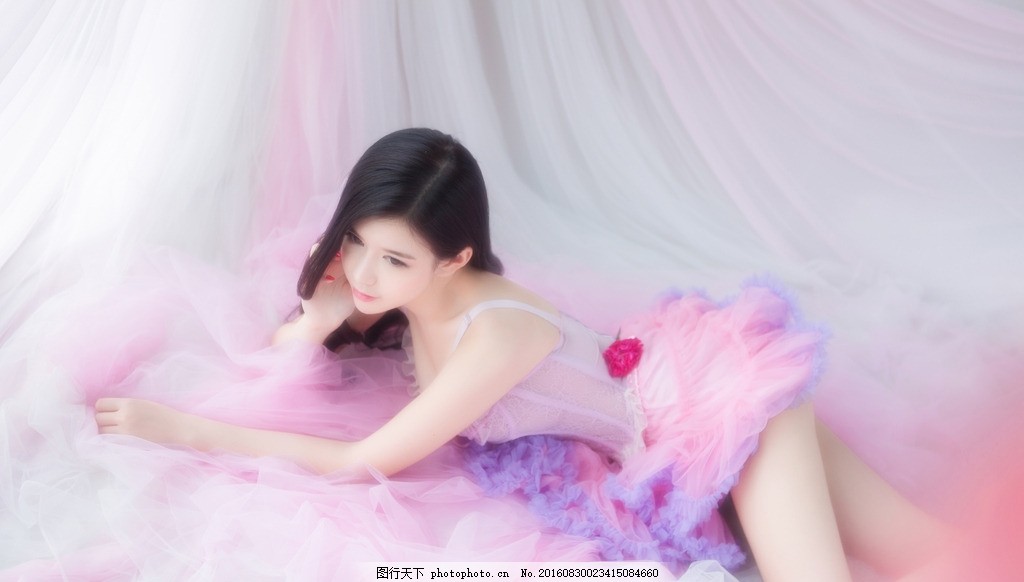 进去小侄女芳儿的体内 妻侄女在炕上让我要