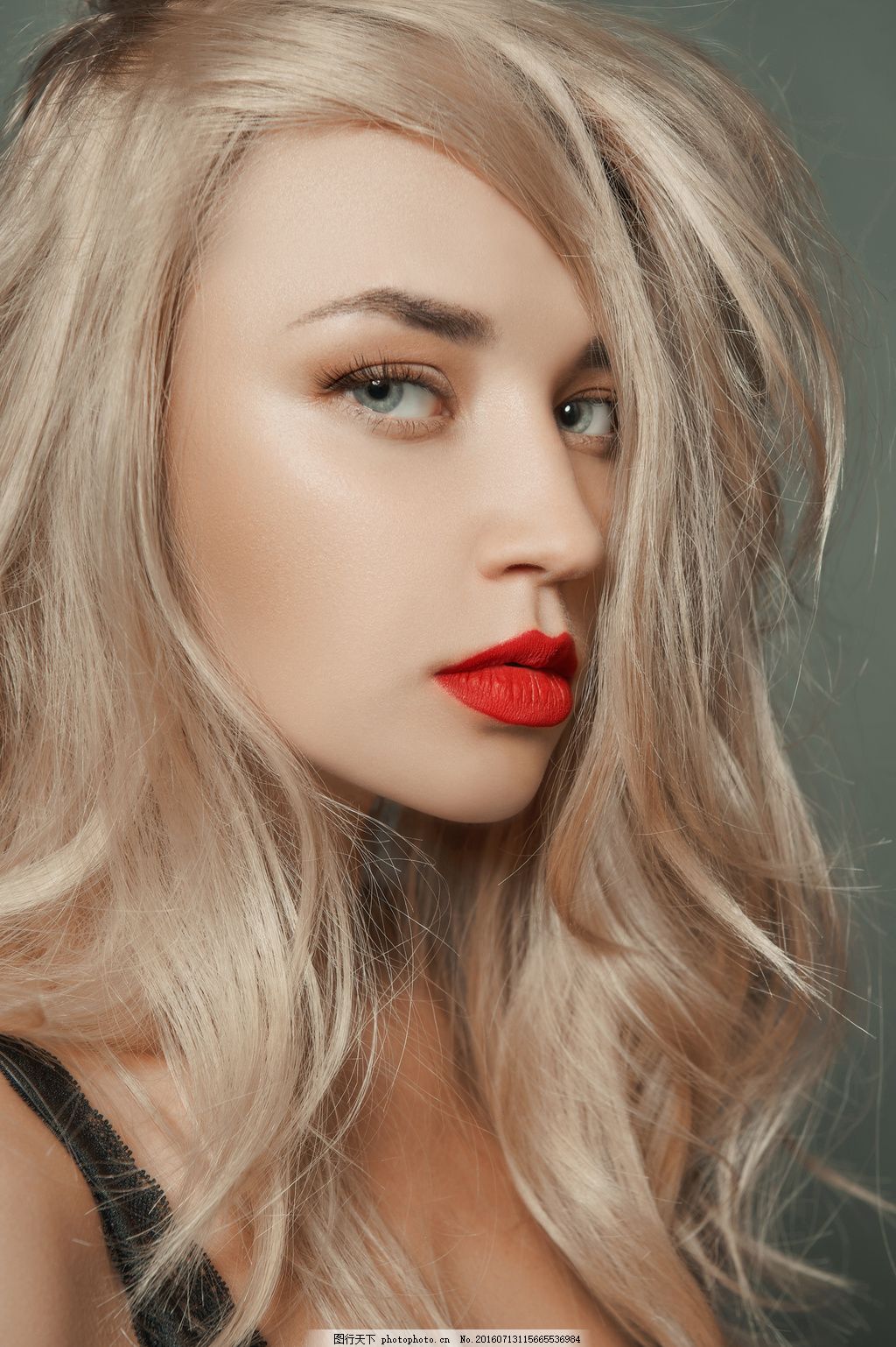 发型黑色直发红唇美女肖像 晚妆 模特在摄影棚摆造型女性长背景图片素材-编号60573943-图行天下